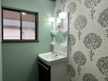 西尾市:トイレ・洗面所をリフォーム!アクセントクロスで叶える夢のメイクルーム